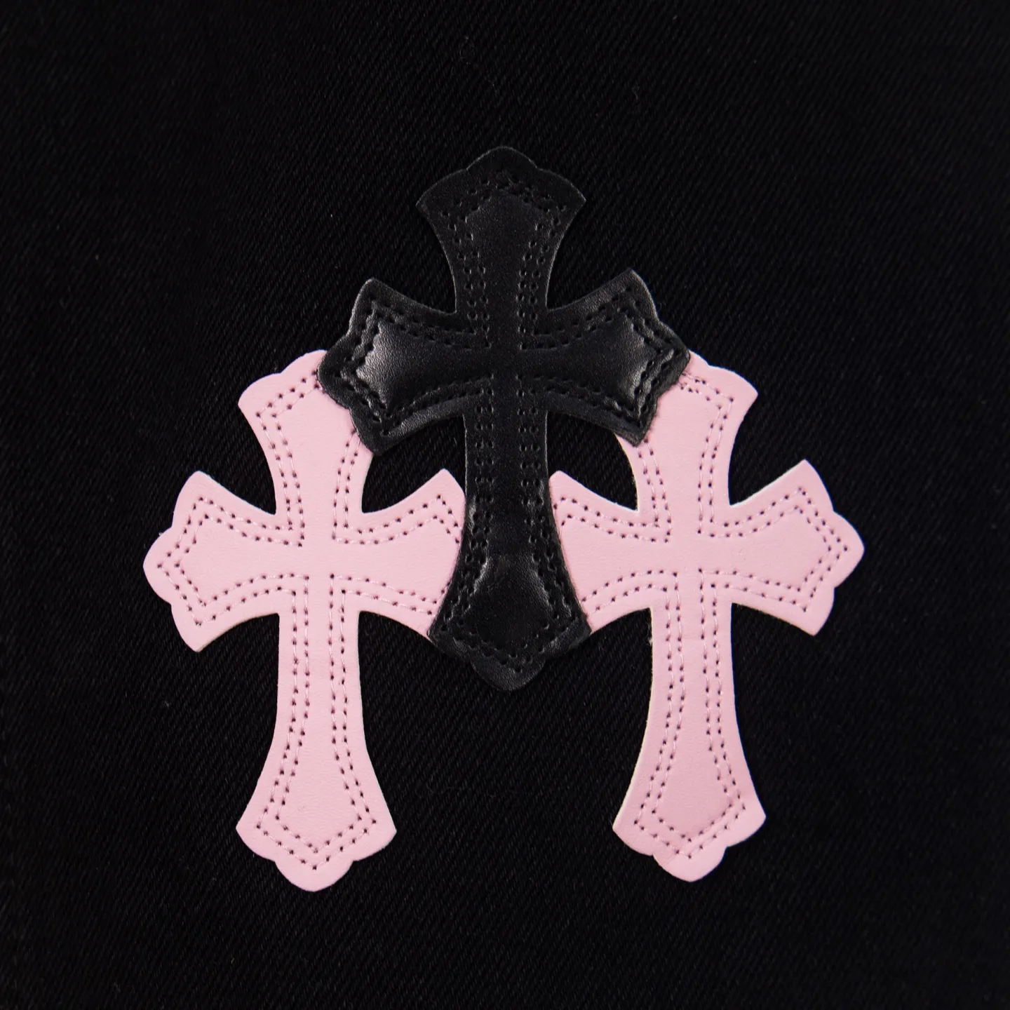 P260 Chrome Hearts Black Pants Sanskrit Black Pink Multi-Leather Jeans CH jeans need to be washed after the finished product is disassembled and then hand-stitched with sheepskin cross leather and then spliced ​​together to complete. The whole piece has too many craftsmanship to explain, patchwork cross flower embellishment, high-waisted washed jeans! ! Absolutely high-end luxury products, god-level single products and super popular products, made with top heavy industry, a must-see magic weapon. Customized hardware. The fabric is thick and soft after washing. It has good breathability. Customized small leather label. Unique design. The details are simple and elegant, and the workmanship is exquisite. The entire trousers are neatly routed and the details are in place! It’s so cool that both men and women can easily control the genderless trend! Style number: 1871# Color: black Size: 28 30 32 34